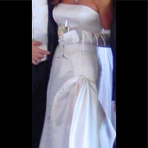 Ulla-Maija wedding gown w/ match veils & gloves!